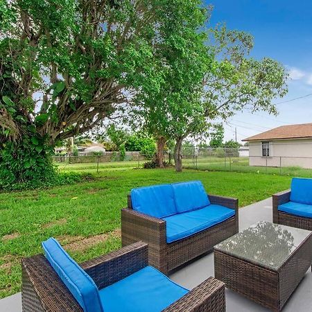 Modern Getaway Near The Beach With Room For A Boat Уест Палм Бийч Екстериор снимка