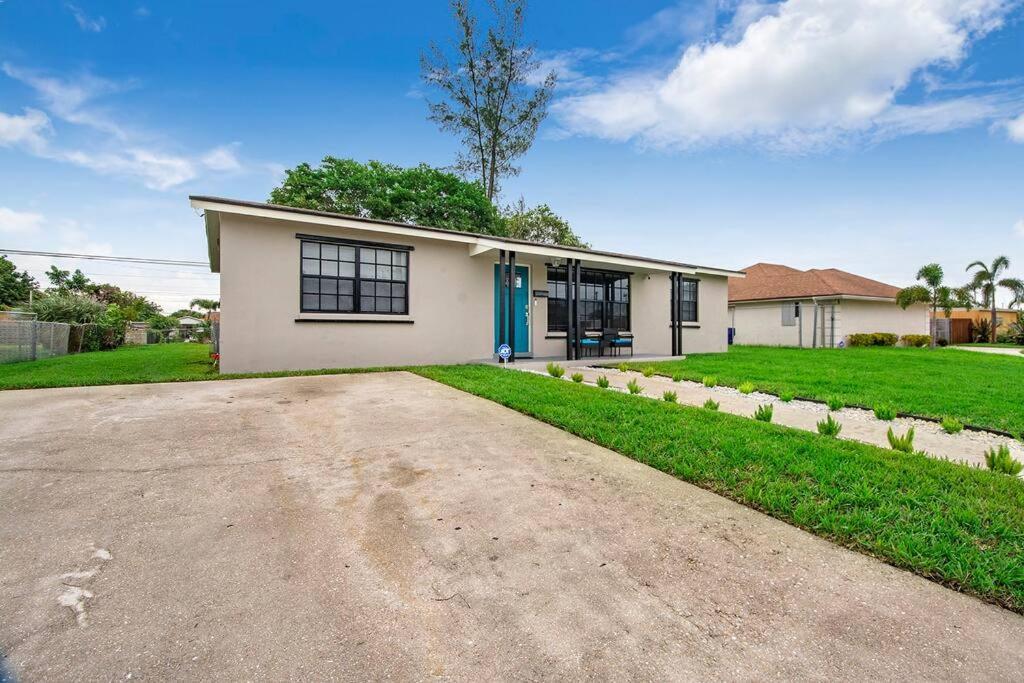 Modern Getaway Near The Beach With Room For A Boat Уест Палм Бийч Екстериор снимка