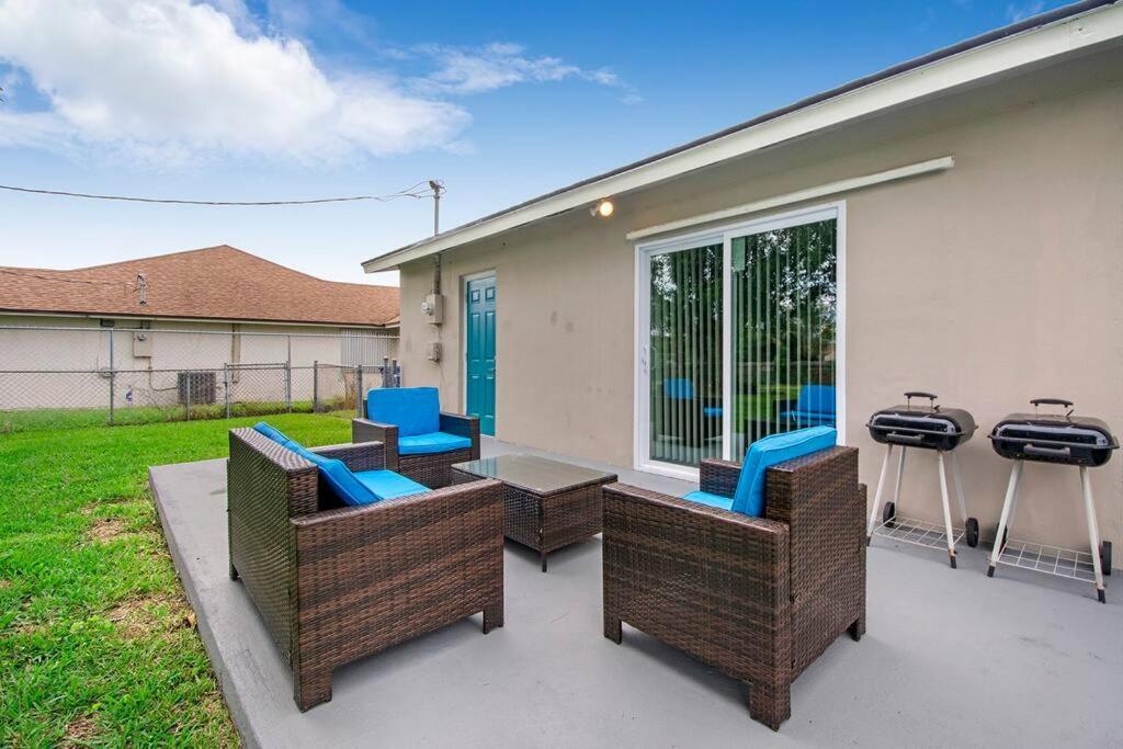 Modern Getaway Near The Beach With Room For A Boat Уест Палм Бийч Екстериор снимка